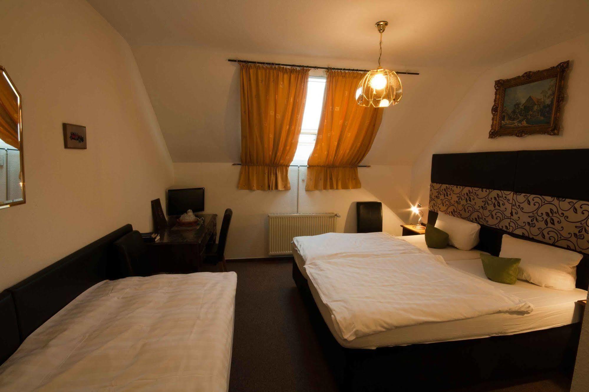 Hotel Attaché Raunheim Buitenkant foto