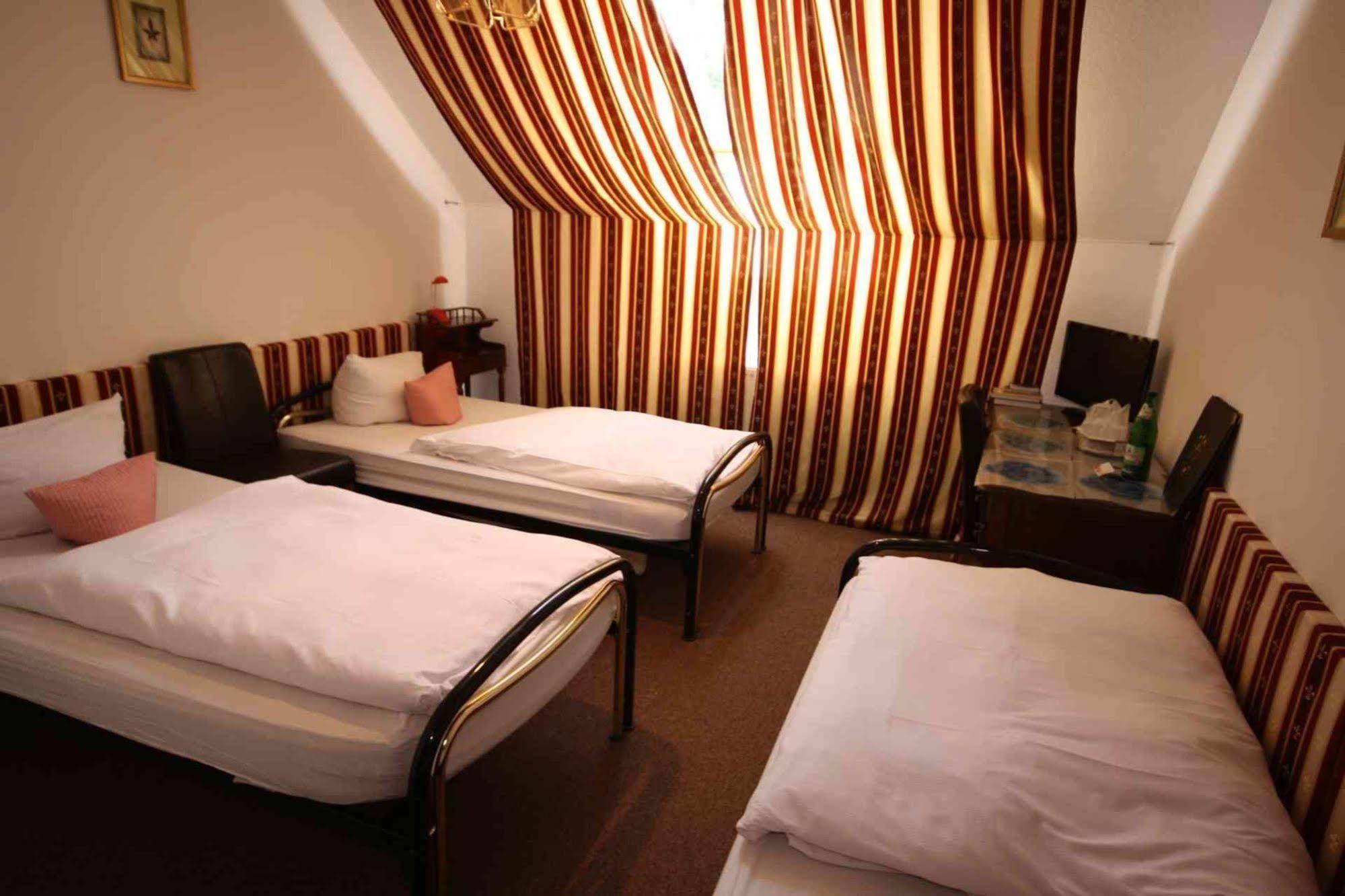 Hotel Attaché Raunheim Buitenkant foto